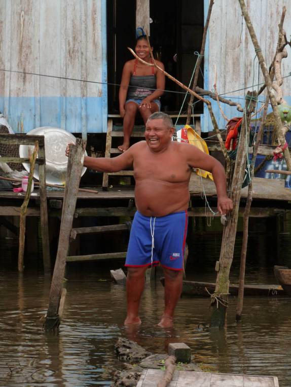 Família se diverte durante nossa visita à comunidade localizada na Reserva de Mamirauá, perto de Tefé, no Amazonas
